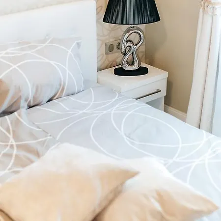 Parliment Luxury Apartment *