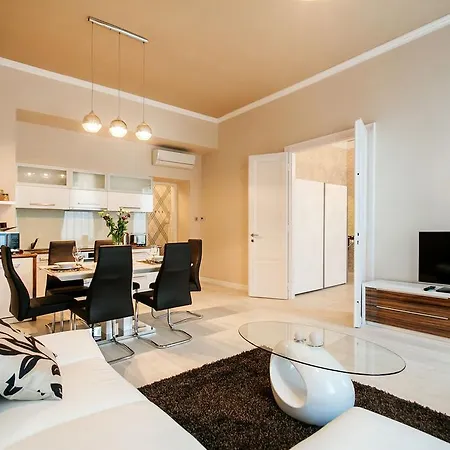 Parliment Luxury Apartament