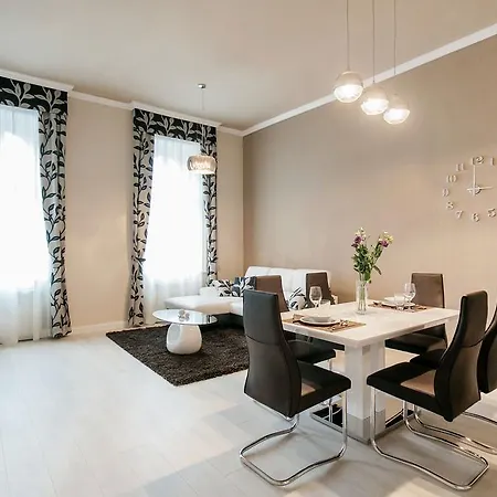 Parliment Luxury Apartment *