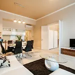 Parliment Luxury شقة